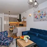 Luna With Free Parking דירה *