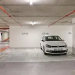Luna With Free Parking Апартаменты *