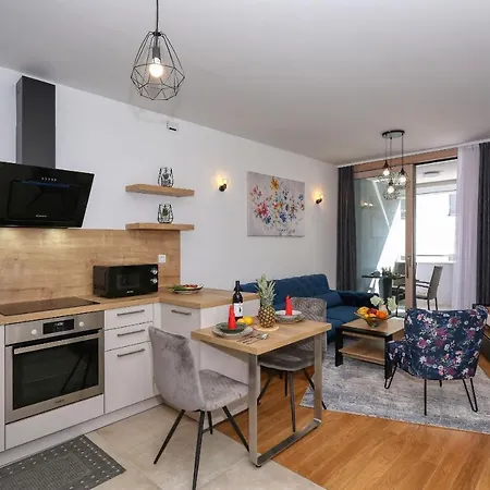 Luna With Free Parking Apartament