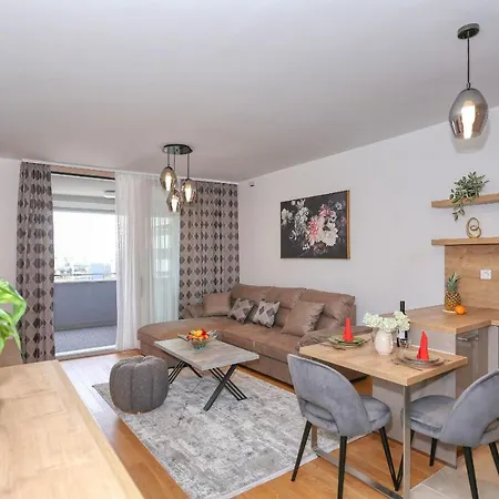 Luna With Free Parking Apartament *