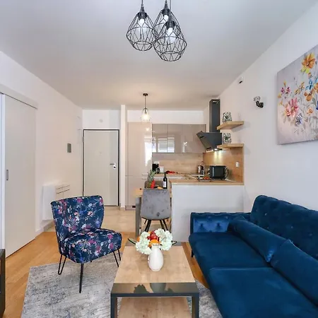 Luna With Free Parking *