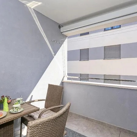 Luna With Free Parking Apartment