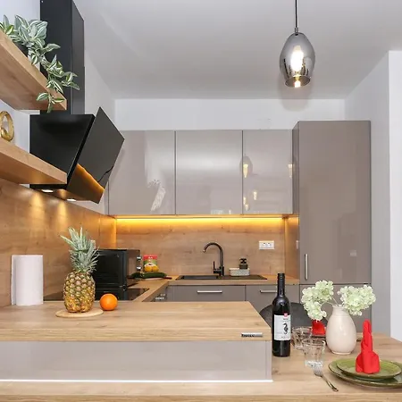 Luna With Free Parking *