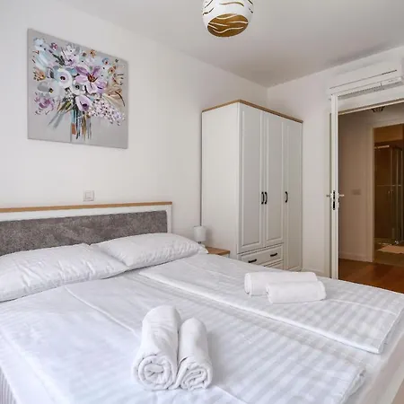 Luna With Free Parking