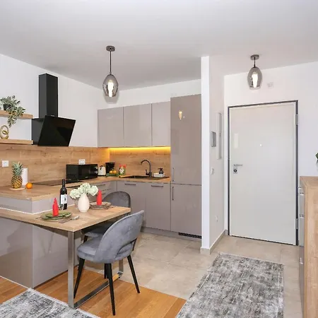 Luna With Free Parking