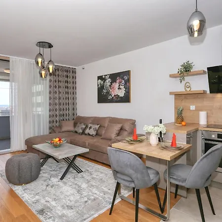 Luna With Free Parking Apartment