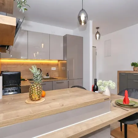 Luna With Free Parking * Zara