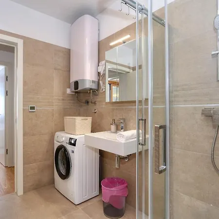 Luna With Free Parking *