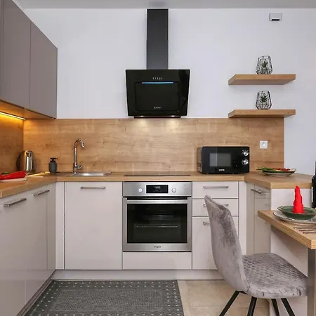 Luna With Free Parking