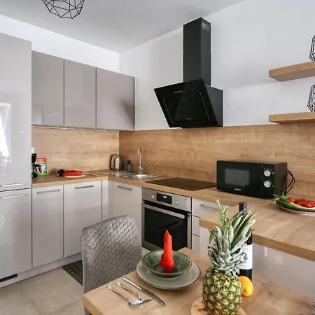 Luna With Free Parking