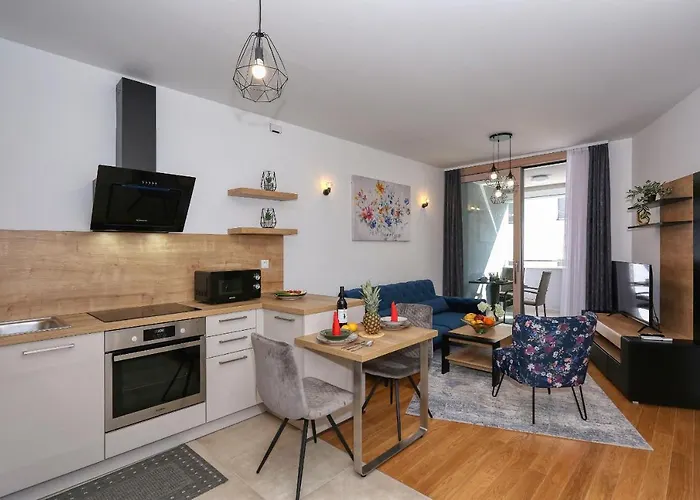 Luna With Free Parking Apartament