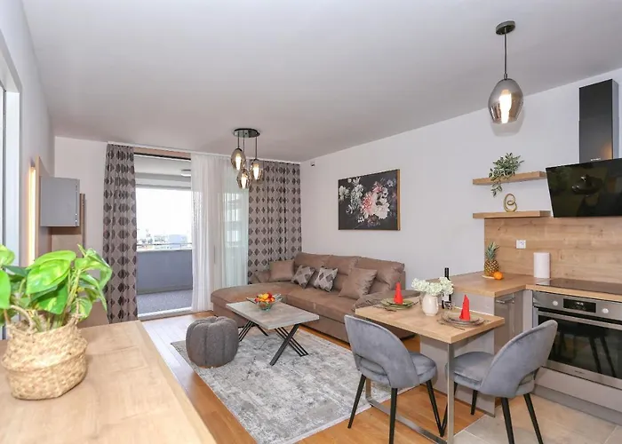 Luna With Free Parking Apartament *