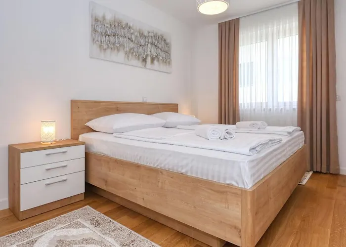 Luna With Free Parking