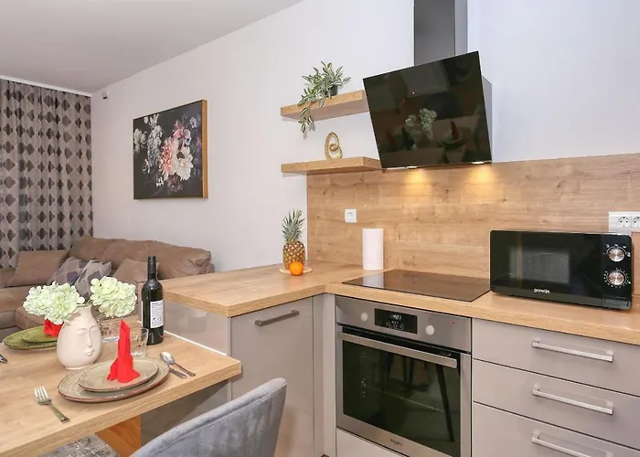 Luna With Free Parking Apartament