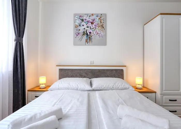 Luna With Free Parking *