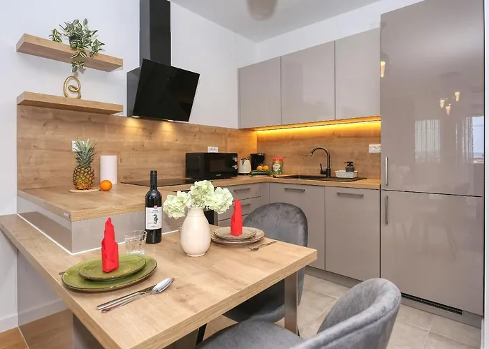 Luna With Free Parking Apartament