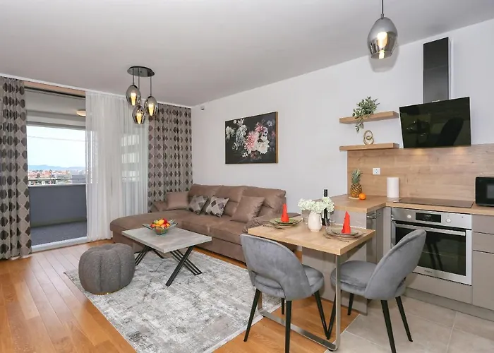 Luna With Free Parking Apartament