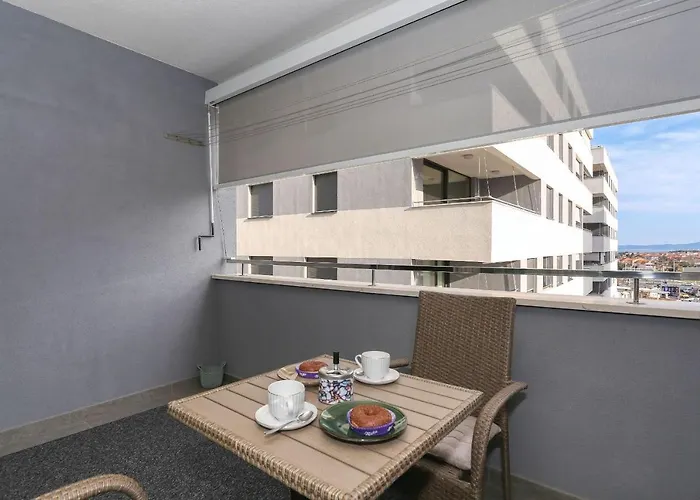 Luna With Free Parking *