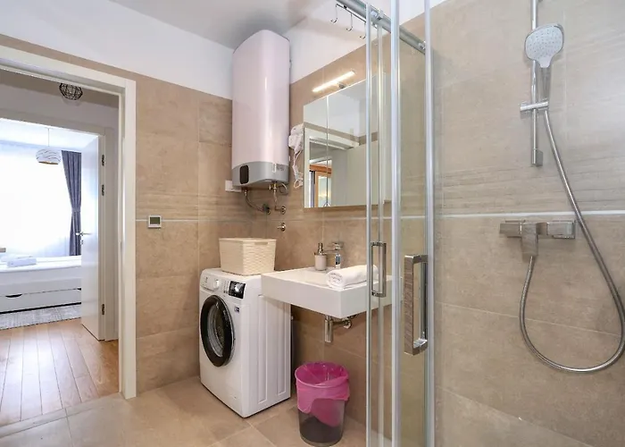 Luna With Free Parking *