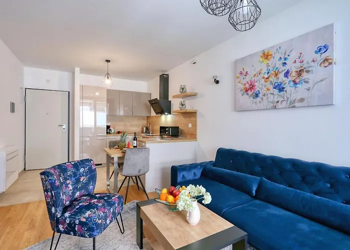 Luna With Free Parking Apartament