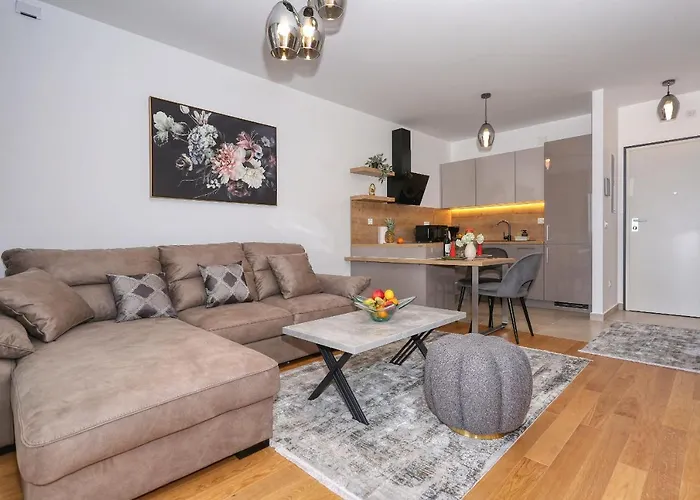 Luna With Free Parking Apartament *